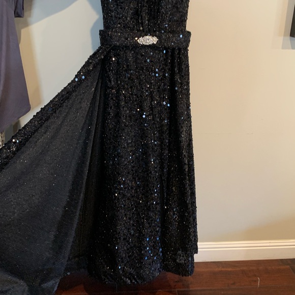 Beautiful shiny dress. - Picture 2 of 5